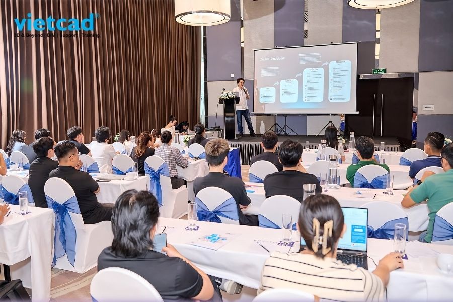 To&agrave;n cảnh kh&aacute;ch mời tham dự v&agrave; theo d&otilde;i phần chia sẻ tại sự kiện Adobe Creative Cloud for Business