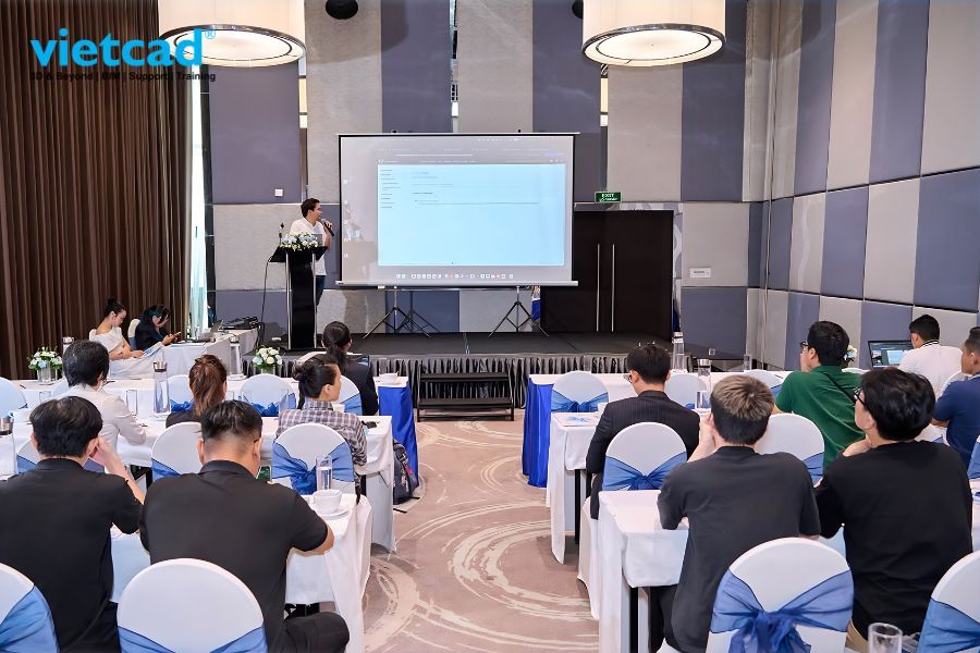 Kh&aacute;ch tham dự lắng nghe phần tr&igrave;nh b&agrave;y về giải ph&aacute;p Adobe Creative Cloud for Business